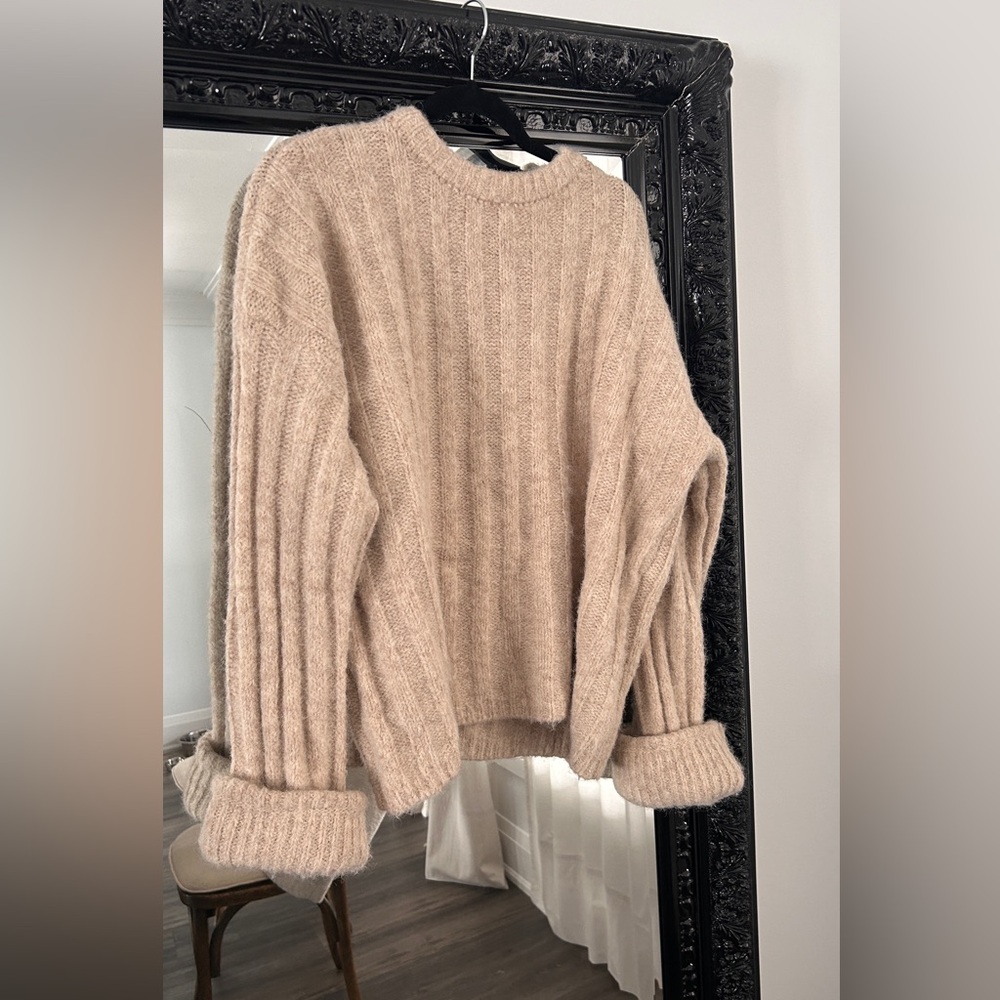 KNIT SWEATER